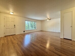 5560 SW Beaverton Hillsdale Hwy in Portland, OR - Building Photo - Building Photo
