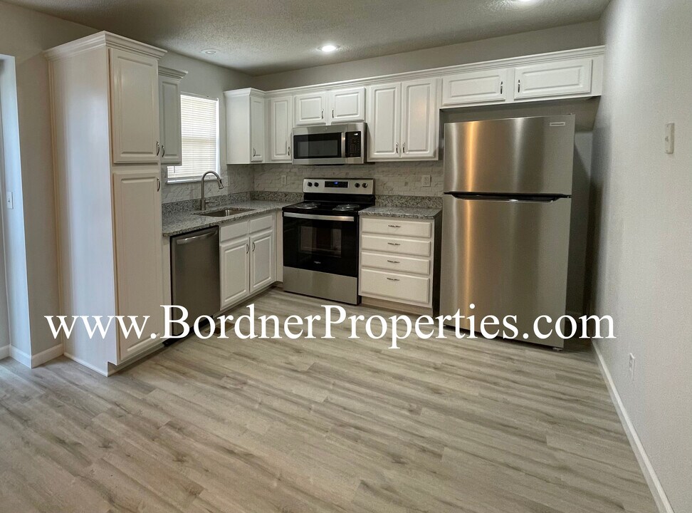 401 Lexington Rd in Pleasant Hill, MO - Building Photo