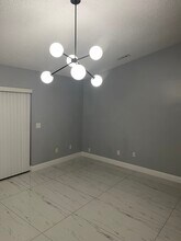 843 SW Thrift Ave in Port St. Lucie, FL - Foto de edificio - Building Photo