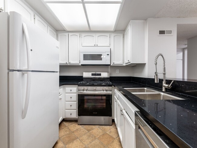 7800 Topanga Canyon Blvd in Los Angeles, CA - Building Photo - Building Photo