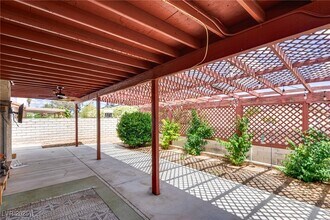 5242 Dickens Dr in Las Vegas, NV - Building Photo - Building Photo