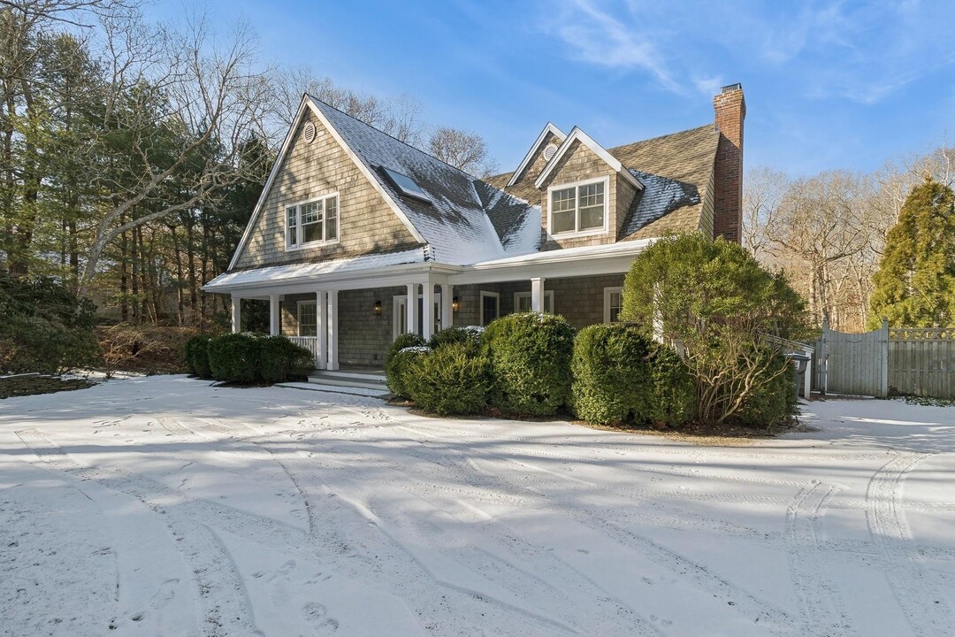 12 Bay Colony Ct in East Hampton, NY - Foto de edificio
