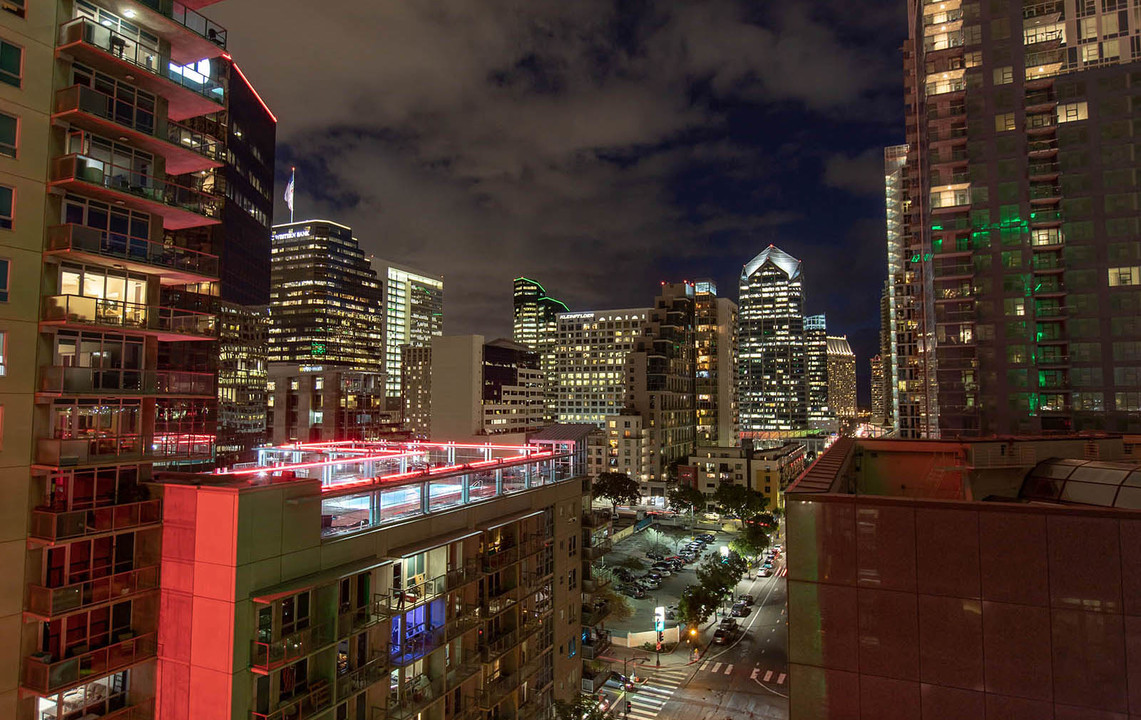 Ariel in San Diego, CA - Foto de edificio