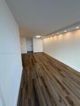 701 Three Islands Boulevard in Hallandale Beach, FL - Foto de edificio - Building Photo