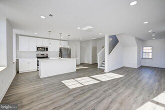 211 E Union St in Burlington, NJ - Building Photo - Building Photo