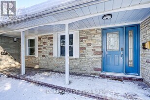 15 Crossburn Dr in Toronto, ON - Building Photo