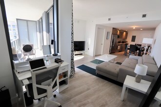 121 NE 34th St, Unit 2914 in Miami, FL - Building Photo - Building Photo