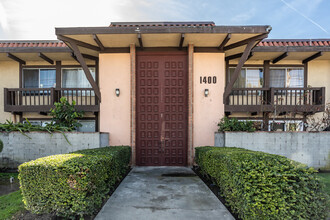 1400 W Warner Ave in Santa Ana, CA - Building Photo - Building Photo