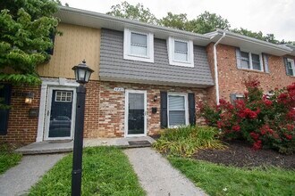 1821 Sussex Rd in Blacksburg, VA - Foto de edificio - Building Photo