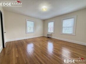 28 Cherry St, Unit 1 in Somerville, MA - Foto de edificio - Building Photo