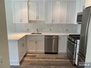 36 Wanamaker Ave-Unit -104 in Waldwick, NJ - Foto de edificio - Building Photo