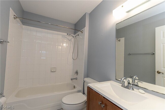 417 SE 21st Terrace in Cape Coral, FL - Foto de edificio - Building Photo