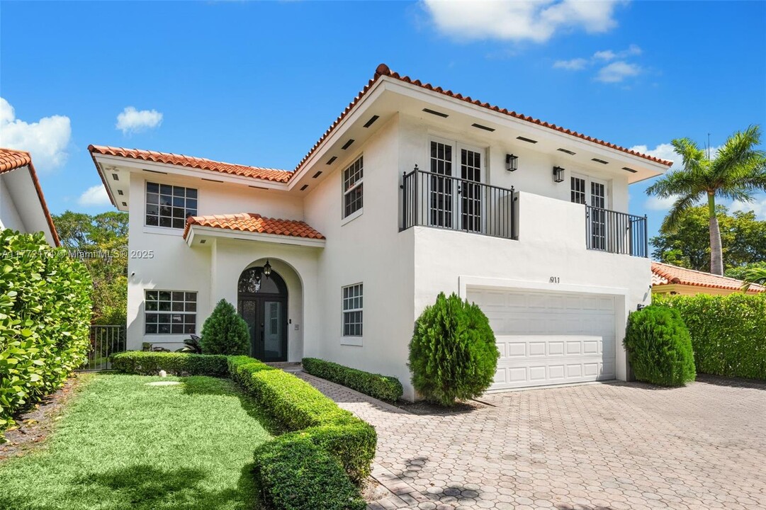 911 SW 57th Ave in West Miami, FL - Building Photo