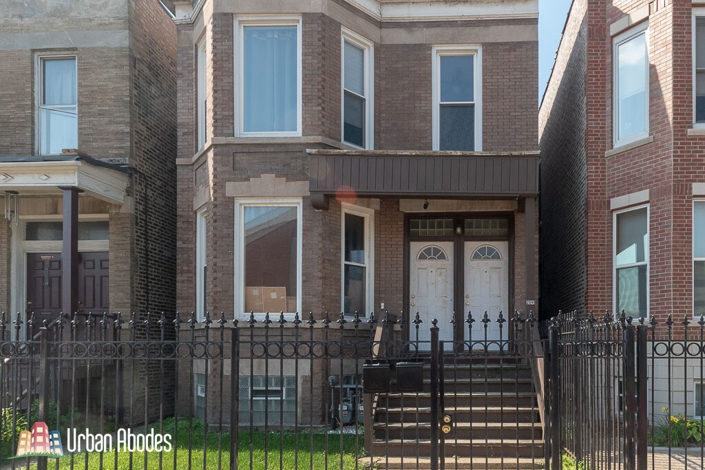 2049 W Fullerton Ave in Chicago, IL - Building Photo
