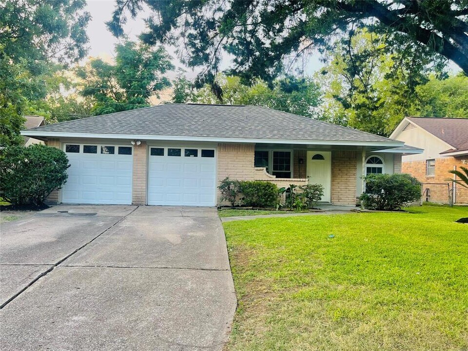 7414 Log View Dr in Houston, TX - Building Photo
