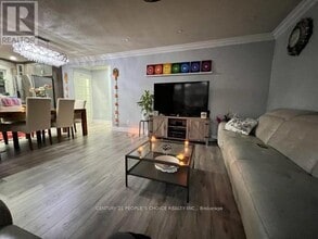 9 Holbeach Rd in Toronto, ON - Building Photo - Building Photo