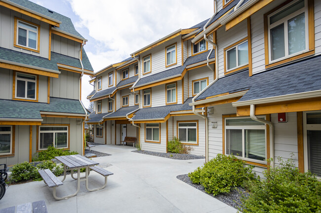407 Beaver St in Banff, AB - Building Photo - Building Photo