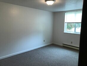 105 Green Oaks Dr in Edinboro, PA - Building Photo - Building Photo