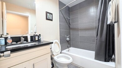 1299 W 37th Dr in Los Angeles, CA - Foto de edificio - Building Photo