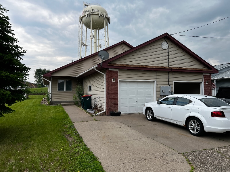 186 Broadway St in River Falls, WI - Building Photo