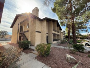 1461 Tamareno Cir in Las Vegas, NV - Building Photo - Building Photo