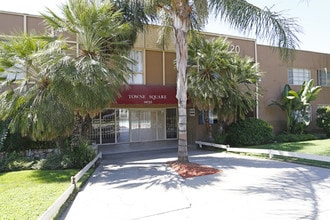 Towne Square Apartments in Panorama City, CA - Foto de edificio - Building Photo