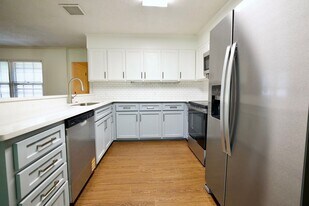 1030 Cumberland Dr in Auburn, AL - Building Photo