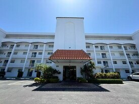 29 Yacht Club Dr in North Palm Beach, FL - Building Photo