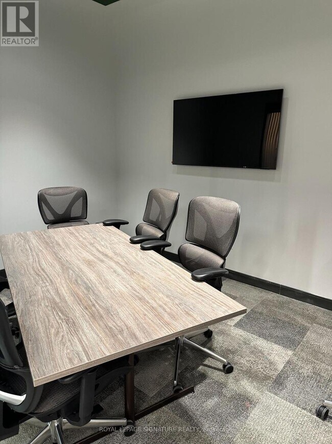 2485 Eglinton Ave W in Mississauga, ON - Building Photo - Building Photo