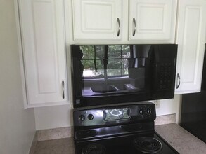 895 Foxglenn Ave in Eugene, OR - Building Photo - Building Photo