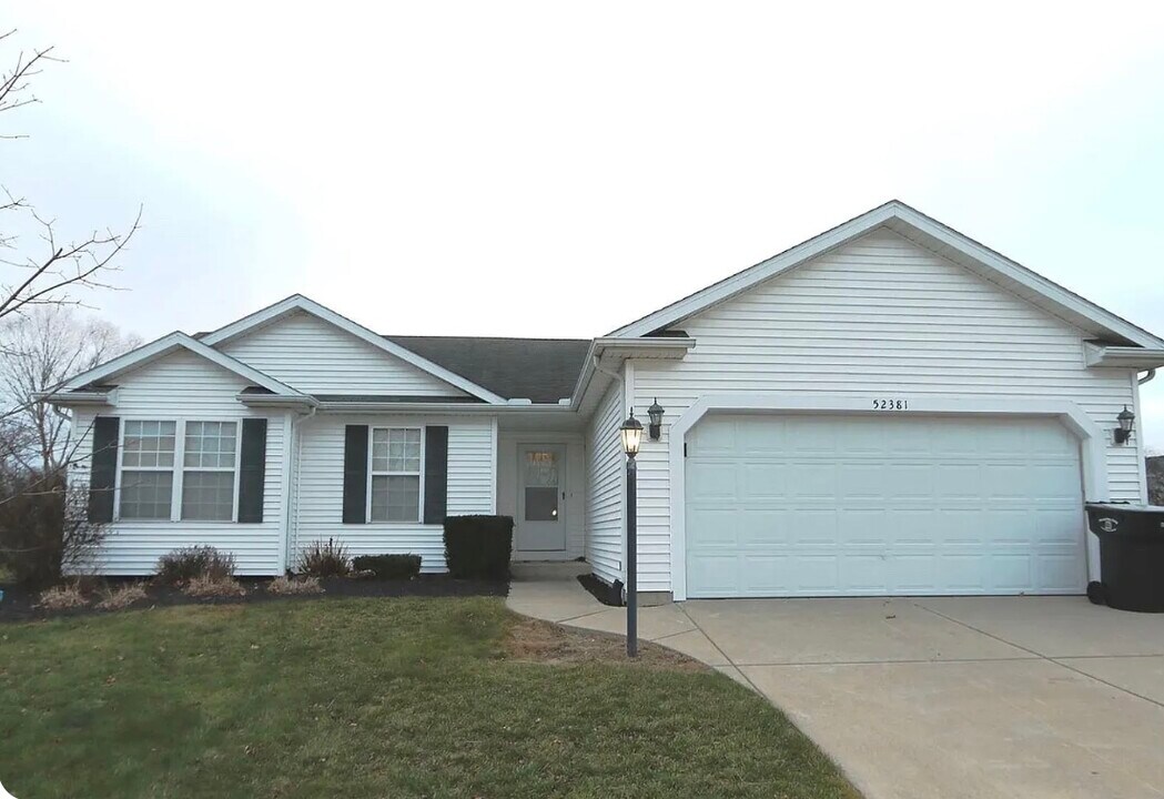 52381 Oak Manor Dr in Granger, IN - Building Photo