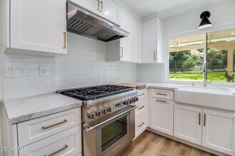 6823 Castle Peak Dr in Los Angeles, CA - Foto de edificio - Building Photo