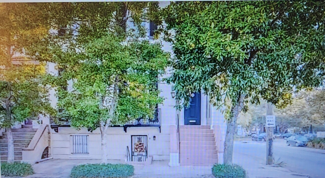 25 W Perry St, Unit 1 in Savannah, GA - Building Photo