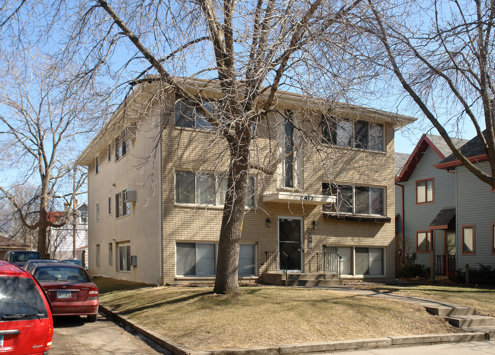 2417 Elliot Ave S in Minneapolis, MN - Building Photo