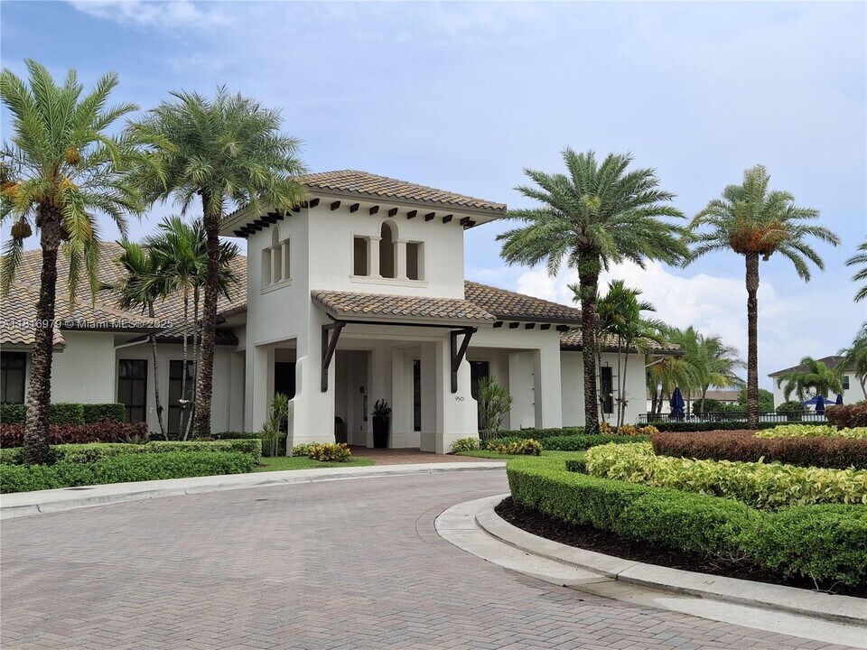 9320 W 33rd Ln in Hialeah, FL - Building Photo