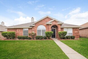1554 Cardigan Ln in Lancaster, TX - Building Photo
