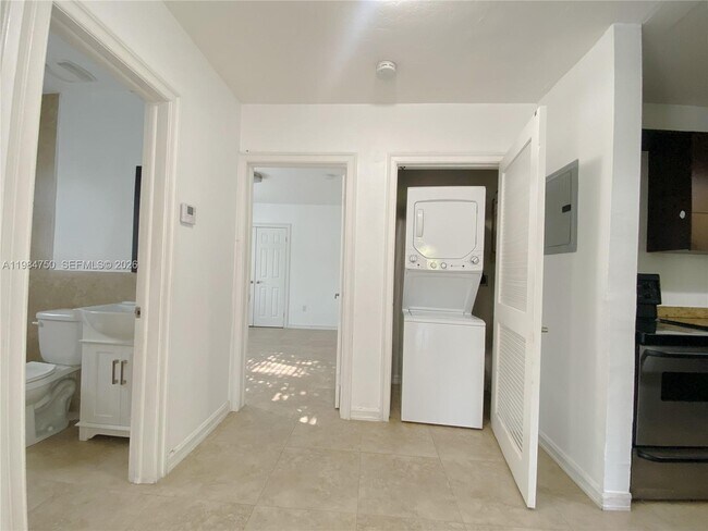 119 Salamanca Ave in Coral Gables, FL - Building Photo - Building Photo