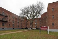 Braddock Gardens in Queens Village, NY - Foto de edificio - Building Photo