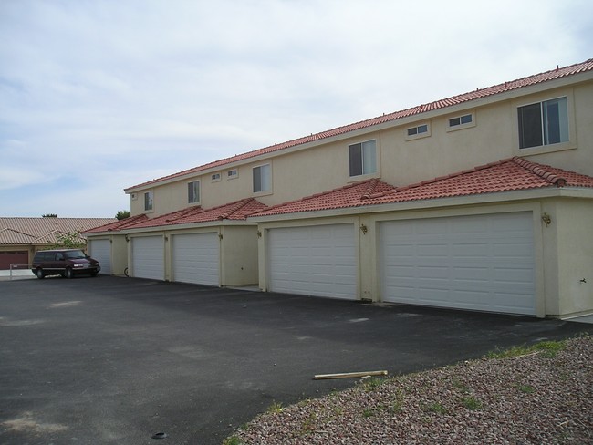 1250 Bourbon St in Pahrump, NV - Foto de edificio - Building Photo