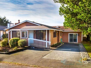 1616 S Edgewood St in Seaside, OR - Building Photo - Building Photo