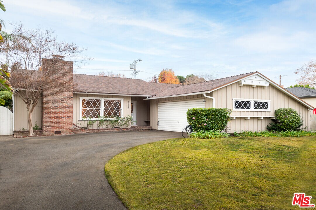 10524 Bloomfield St in Los Angeles, CA - Building Photo