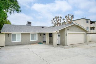 16132 Chatsworth St in Granada Hills, CA - Building Photo