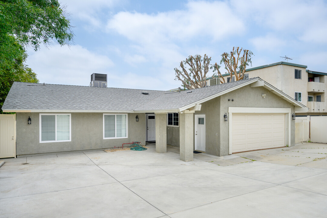16132 Chatsworth St in Granada Hills, CA - Building Photo
