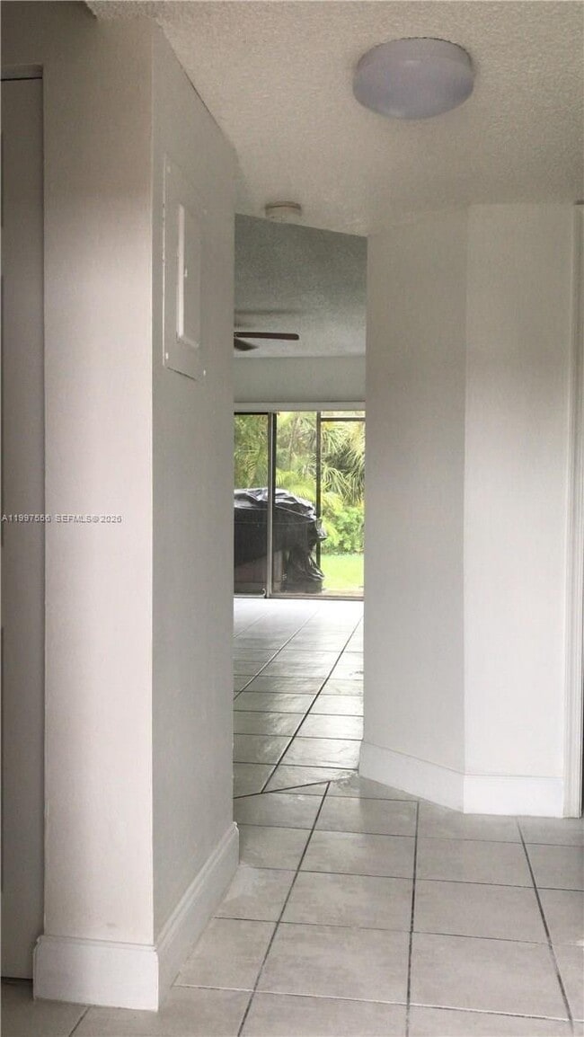 10165 Twin Lakes Dr in Coral Springs, FL - Building Photo - Building Photo