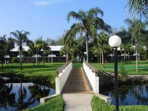 Coral Waters Apartments in Ft. Myers, FL - Foto de edificio