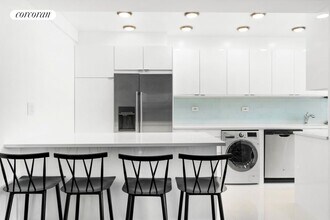 301 E 66th St in New York, NY - Building Photo - Building Photo