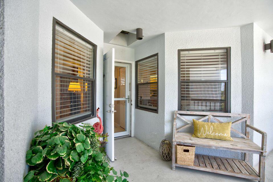 143 Bay Colony Dr N in North Palm Beach, FL - Foto de edificio