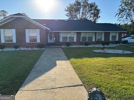 102 Pine Grove Dr in Savannah, GA - Building Photo