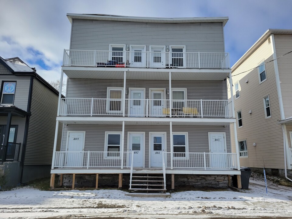 481-489 Wellington Rue S in Sherbrooke, QC - Building Photo