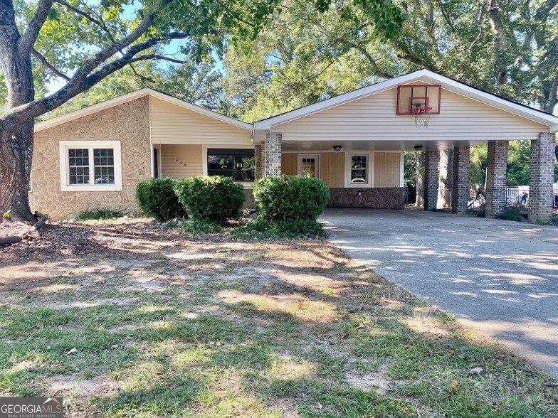 209 Scarborough Rd in Centerville, GA - Foto de edificio